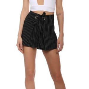 Mixology Decker Uptown Shorts in White